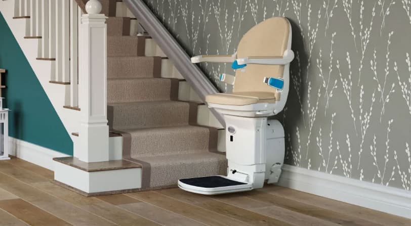 Photo d'illustration d'un monte escalier handicare droit sur un escalier en bois